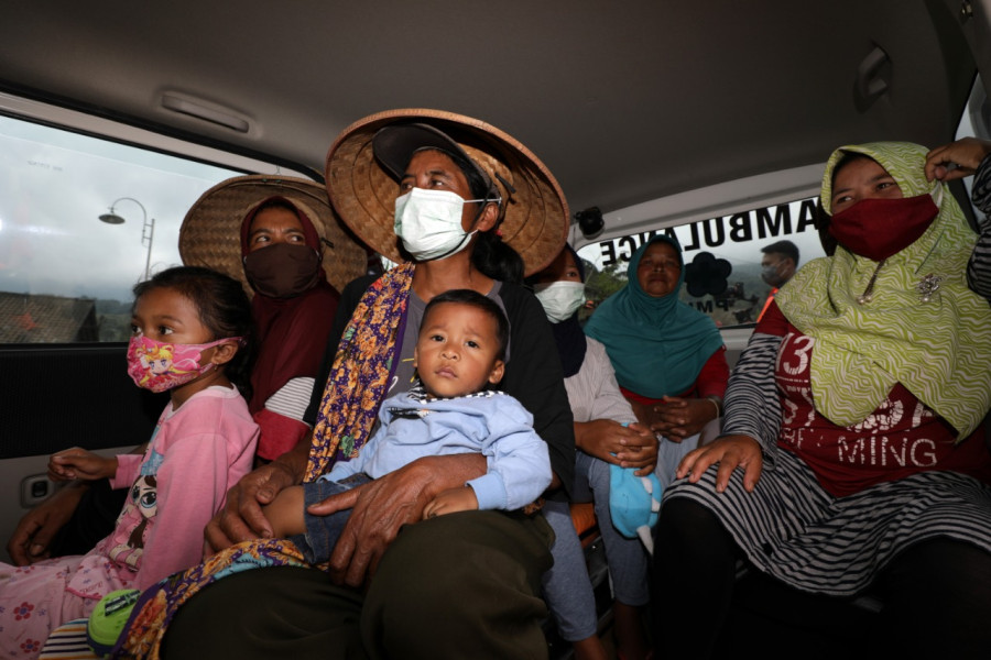 Warga Dusun Stabelan, Desa Tlogolele, Kecamatan Selo, Kabupaten Boyolali mengikuti simulasi evakuasi mandiri bencana Gunung Merapi, Senin (26/4).