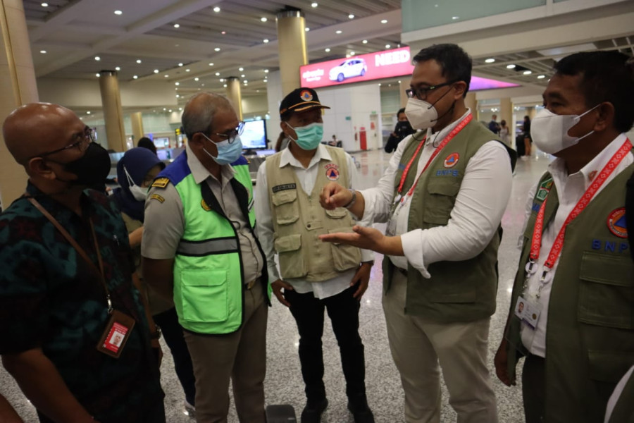 Deputi Bidang Penanganan Darurat BNPB Mayjen TNI Fajar Setyawan (paling kanan) dan Deputi Bidang Sistem dan Strategi BNPB Raditya Jati (kedua dari kanan) berdiskusi dengan perwakilan lembaga yang bertugas di Terminal Internasional Bandara I Gusti Ngurah Rai, Bali pada Selasa (15/11).