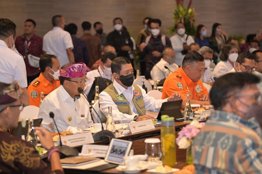 Kepala Badan Nasional Penanggulangan Bencana (BNPB) Letjen TNI Suharyanto (kemeja putih dengan rompi) mempersiapkan materi yang akan dipaparkan dalam rapat tingkat menteri membahas Penyelenggaraan Konferensi Tingkat Tinggi (KTT) G20 di Badung, Bali pada Selasa (4/10).