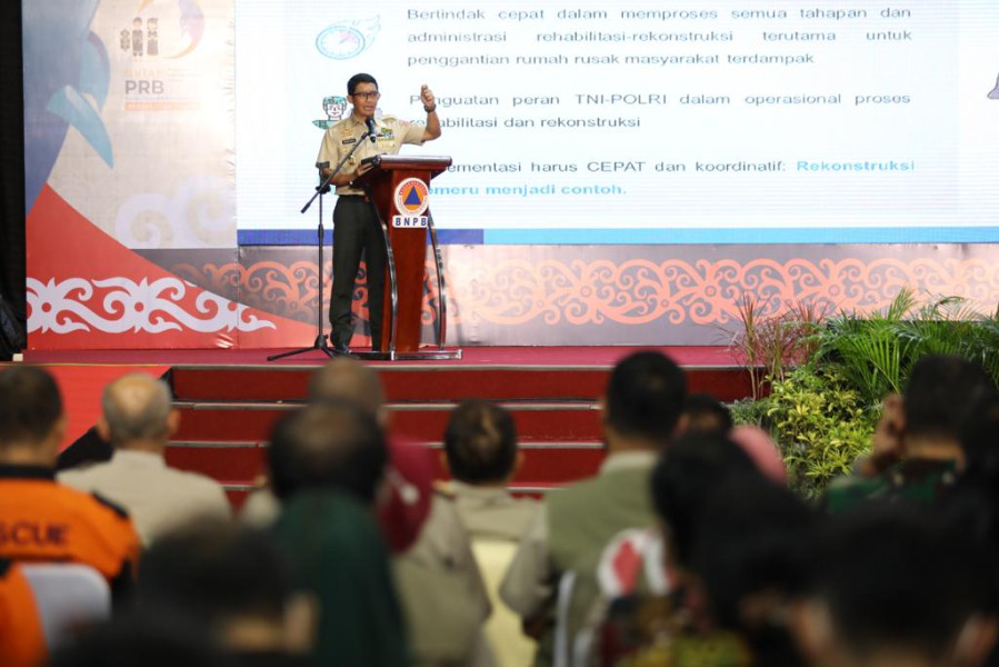 Kepala BNPB Letjen TNI Suharyanto memberikan arahan pada Puncak Acara Bulan Pengurangan Risiko Bencana (PRB) di BSCC Dome, Balikpapan, Kalimantan Timur, Jumat (14/10).