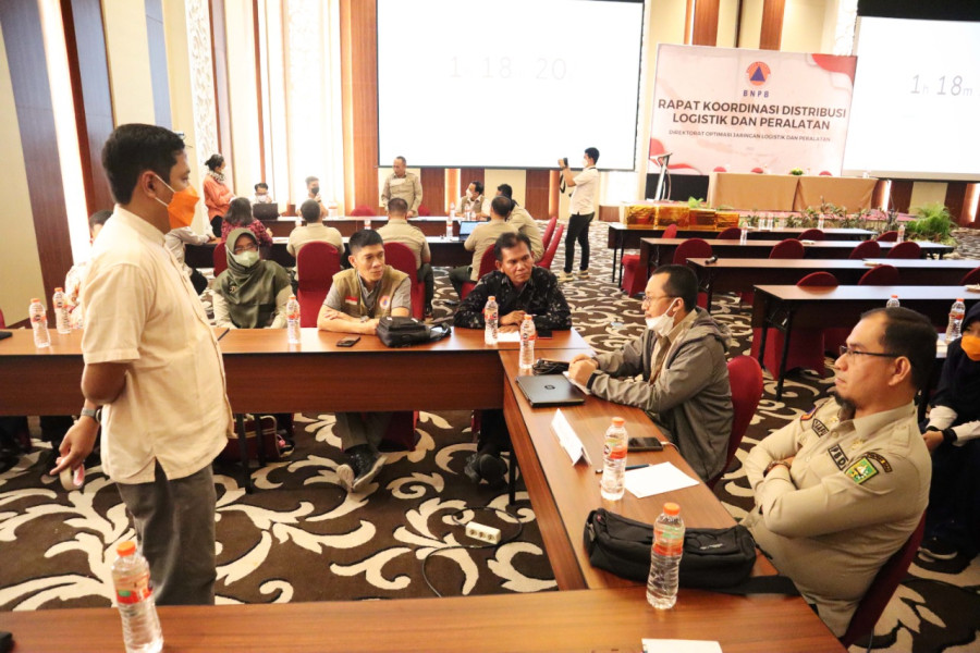 Para peserta melakukan FGD bersama dalam Rapat Koordinasi Distribusi Logistik dan Peralatan yang diselenggarakan oleh Kedeputian Bidang Logistik dan Peralatan BNPB di wilayah Tangerang, Banten, Selasa (24/8).