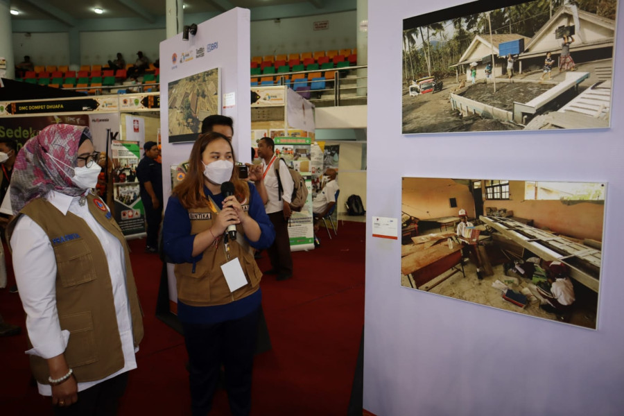 Deputi Bidang Pencegahan BNPB Prasinta Dewi (baju putih rompi cokelat) menerima penjelasan terkait pameran foto pada Pameran Kebencanaan Bulan Pengurangan Risiko Bencana di Balikpapan, Kalimantan Timur, Rabu (12/10).