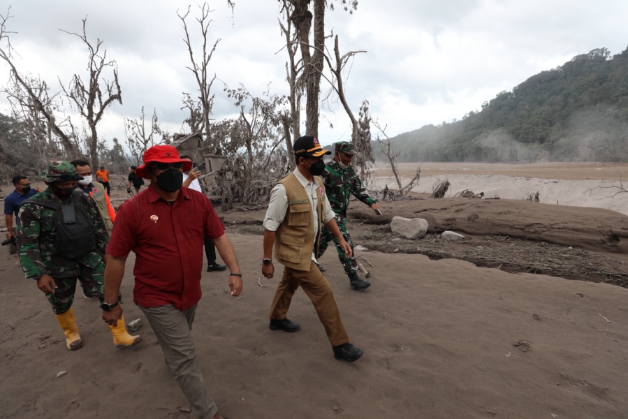 Jembatan Gladak Perak yang hancur setelah diterjang material vulkanik dari erupsi Gunung Semeru di Kabupaten Lumajang, Jawa Timur, Senin (6/12).