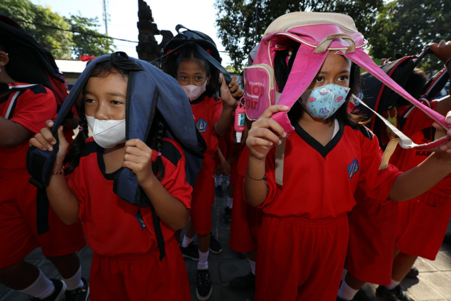 Siswa SD No.2 Tanjung Benoa berada di titik kumpul setelah melakukan evakuasi mandiri ketika terjadi gempabumi, Selasa (24/5).