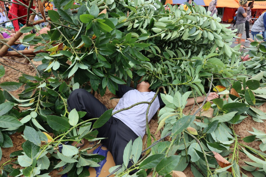 Salah satu korban yang tertimpa pohon tumbang akibat longsor saat Simulasi Penanganan Longsor di BSCC DOME Balikpapan, Kalimantan Timur, Kamis (13/10).