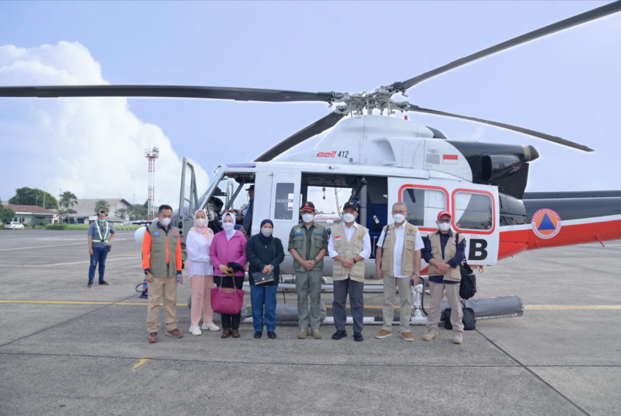 Kepala BNPB Letjen TNI Suharyanto bersama Menko PMK Muhadjir Effendy, Wakil Ketua Komisi VIII DPR RI Diah Pitaloka, Kepala BMKG Dwikorita Karnawati bersiap bertolak menuju Kabupaten Cianjur, menggunakan helikopter dari Lanud Halim Perdana Kusuma, Jakarta, Selasa (22/11).