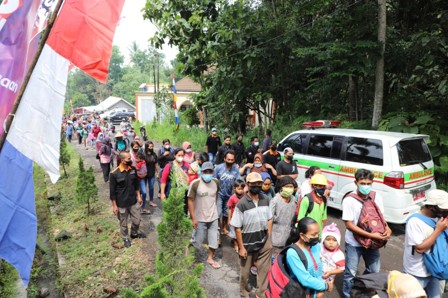 Simulasi evakuasi mandiri di Desa Balerante, Kecamatan Kemalang, Klaten, Jawa Tengah pada puncak HKB 2022, Selasa (26/4).