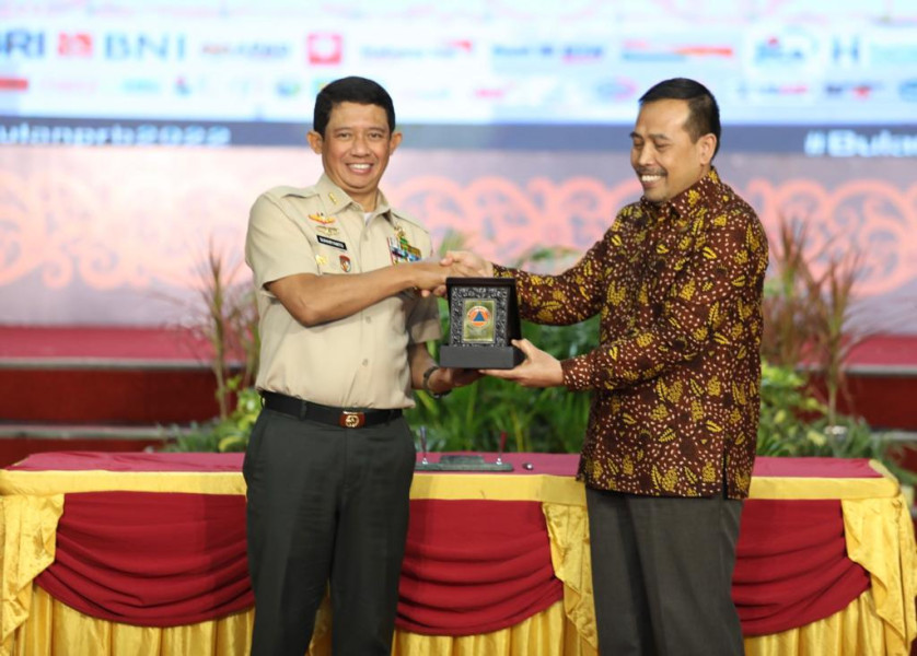 Kepala BNPB Letjen TNI Suharyanto (kiri) melakukan penandatanganan dan pemberian plakat kerja sama dengan Ombudsman RI pada Puncak Acara Bulan Pengurangan Risiko Bencana (PRB) di BSCC Dome, Balikpapan, Kalimantan Timur, Jumat (14/10).