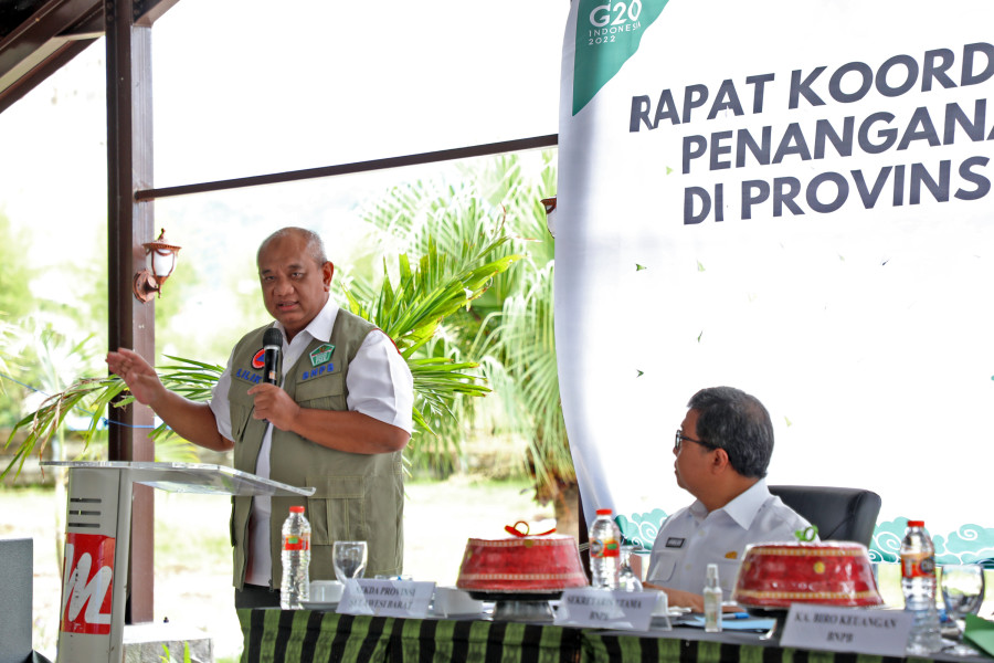 Sekretaris Utama BNPB Lilik Kurniawan (kiri) memberikan arahan dalam Rapat Koordinasi Monitoring dan Evaluasi Penanganan Penyakit Mulut dan Kuku di Provinsi Sulawesi Barat, Jumat (28/10).