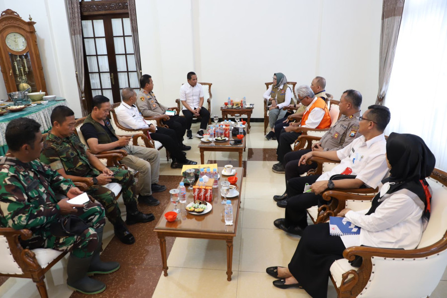 Rapat koordinasi penanganan Awan Panas Guguran (APG) Gunung Semeru di Pendopo Bupati Lumajang, Rabu (7/12).