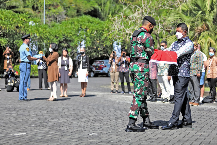 Kepala BNPB Letjen TNI Suharyanto S.Sos., M.M., bersama Perwakilan khusus Sekretaris Jenderal Perserikatan Bangsa-Bangsa (PBB) Mami Mizutori mengikuti upacara pengibaran Bendera Negara Kesatuan Republik Indonesia dan Bendera PBB di halaman Bali Nusa Dua Convention Center, Nusa Dua, Bali, Minggu (22/5).