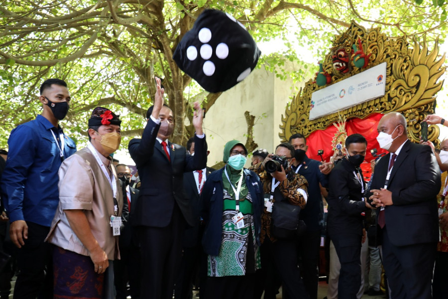 Presiden RI Joko Widodo mencoba permainan edukasi kebencanaan pada Rumah Resiliensi Indonesia di Art Building Bali Collection, Nusa Dua, Bali, Rabu (25/5).