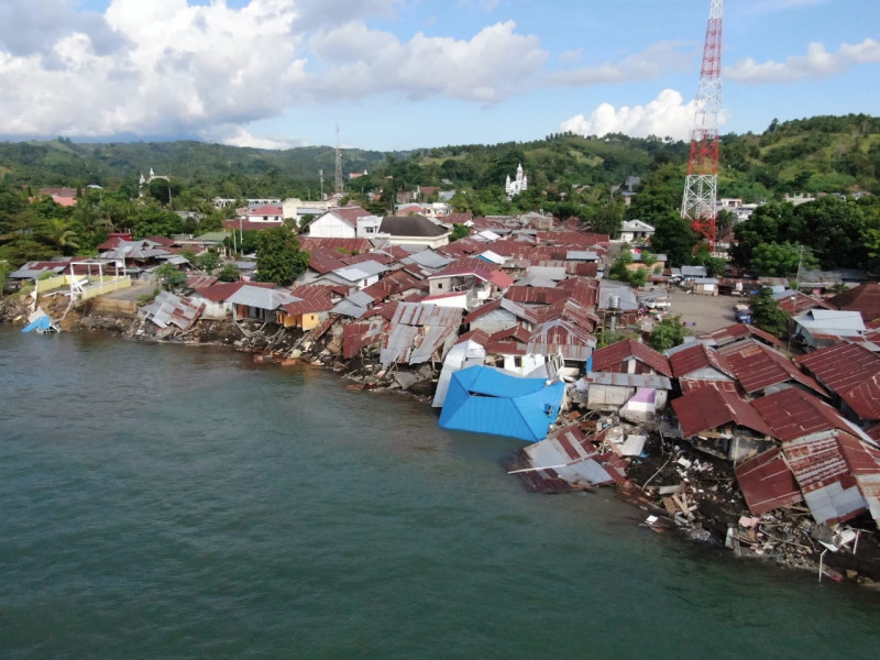 Pantauan visual wilayah terdampak abrasi pantai di Minahasa Selatan, Provinsi Sulawesi Utara, Jumat (17/6).