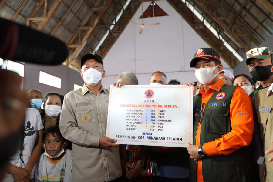 Kepala BNPB Letjen TNI Suharyanto, S.Sos., M.M. (menggunakan baju orange dan rompi) menyerahkan bantuan Dana Siap Pakai untuk Penanganan Darurat Bencana Abrasi Pantai Minahasa Selatan, Jumat (17/6).