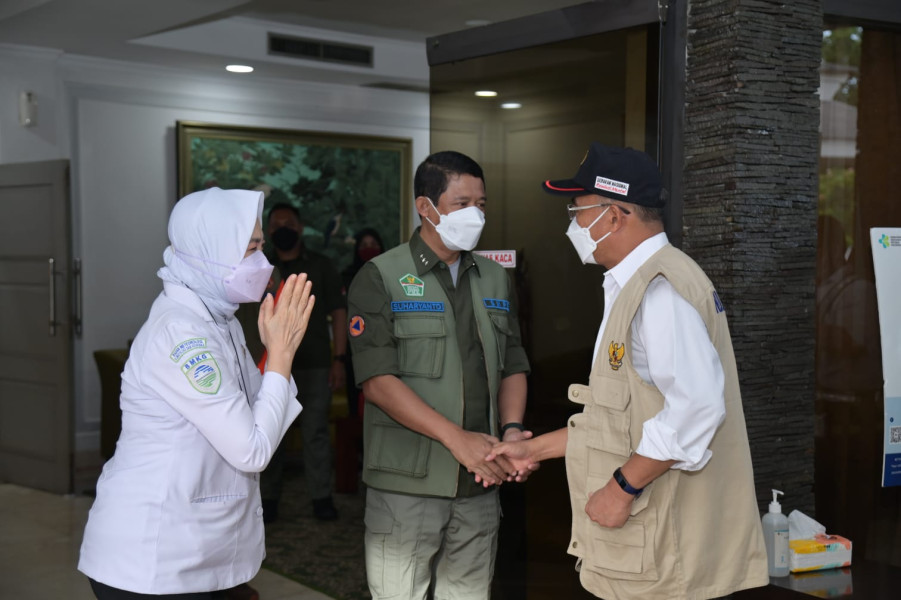 Kepala BNPB Letjen TNI Suharyanto (tengah) dan Kepala BMKG Dwikorita Karnawati (kiri) menyambut kedatangan Menko PMK Muhadjir Effendy di Lanud Halim Perdana Kusuma, Jakarta, Selasa (22/11).