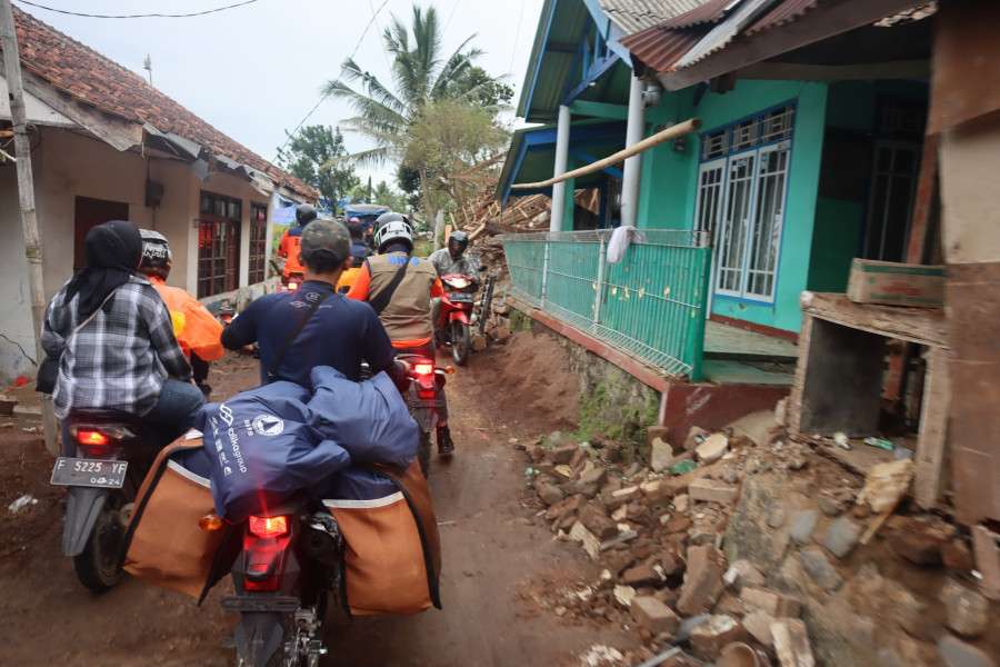 Tim BNPB mendistribusikan logistik menggunakan motor untuk menjangkau  lebih tepat sasaran di wilayah terdampak gempa Kabupaten Cianjur, Jawa Barat pada Sabtu (26/11).