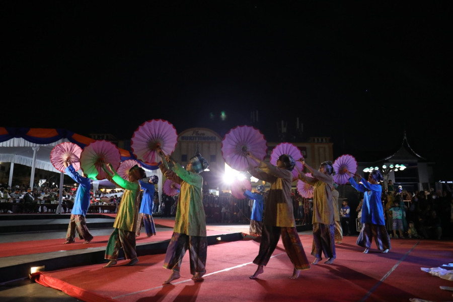 Tari Anak Nagari yang dipentaskan di Alun-alun Jam Gadang, Bukittinggi, Sumatera Barat, Sabtu (14/5).