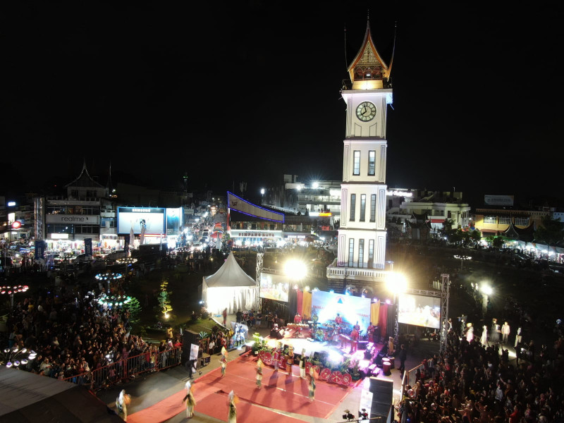 Pagelaran Budaya Sadar Bencana bertajuk “Alam Takambang Jadi Guru” yang dipentaskan di Alun-alun Jam Gadang, Bukittinggi, Sumatera Barat, Sabtu (14/5).