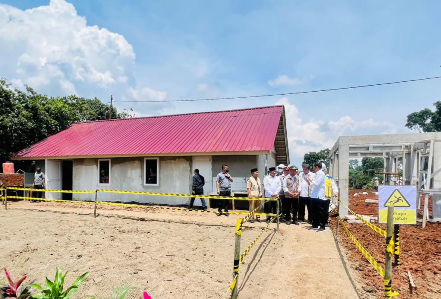 Presiden Joko Widodo beserta jajaran menteri terkait, meninjau Rumah Intans Sederhana Sehat (RISHA) di Desa Sirnagalih, Kec. Cilaku, Kec. Cugenang, Kab. Cianjur, Jawa Barat, Senin (5/12).