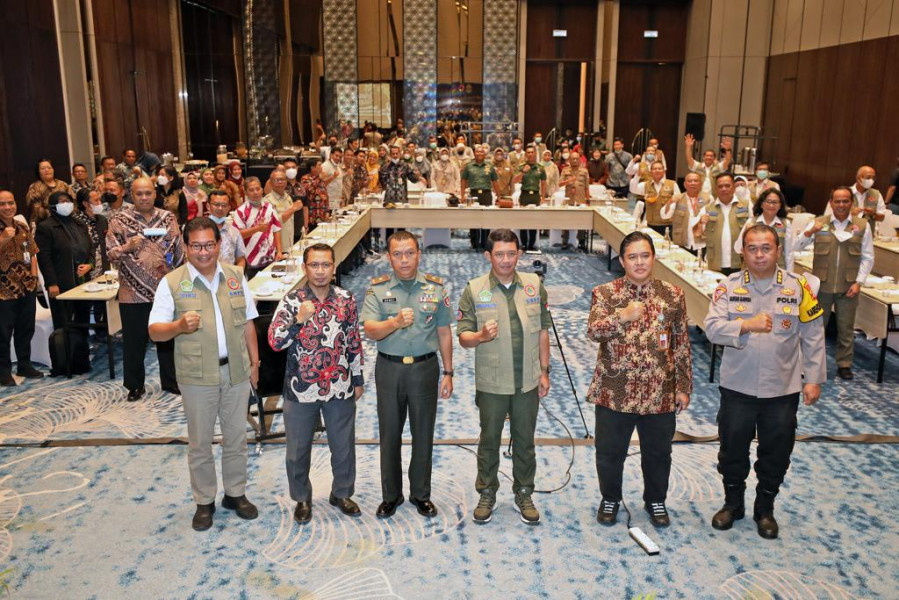 Ketua Satgas PMK Letjen TNI Suharyanto S.Sos., M.M. (tengah kanan) pada Rapat Koordinasi dan Evaluasi Posko Penanganan Penyakit Mulut dan Kuku di Provinsi Kalimantan Timur Tahun 2022 di Kota Samarinda, Kamis (13/10).