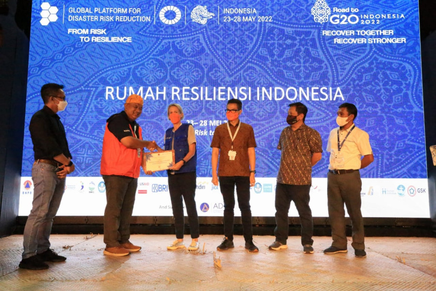 Sekretaris Utama BNPB Lilik Kurniawan memberikan piagam bagi partisipan pentaheliks pada Rumah Resiliensi Indonesia di Gedung Art Bali, Nusa Dua, Bali, Sabtu (28/5).