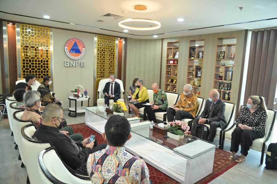 Suasana pertemuan Kepala BNPB Letjen TNI Suharyano, S.Sos., M.M. dan Menteri Pertanian, Perikanan dan Kehutanan Australia Murray Watt di Graha BNPB, Jakarta, Kamis (14/7).