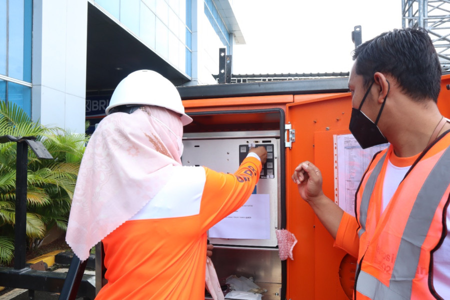 Pegawai BNPB melakukan giat simulasi kesiapsiaagn bencana gempabumi di Graha BNPB, Selasa (26/4).