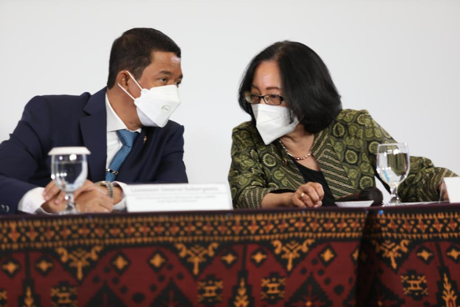 Kepala BNPB Letjen TNI Suharyanto dan Special Representative of the Secretary-General for Disaster Risk Reduction Mami Mizutori pada Konferensi Pers : Closing Joint Press Conference GPDRR ke-7 di BNDCC, Jumat (27/5).