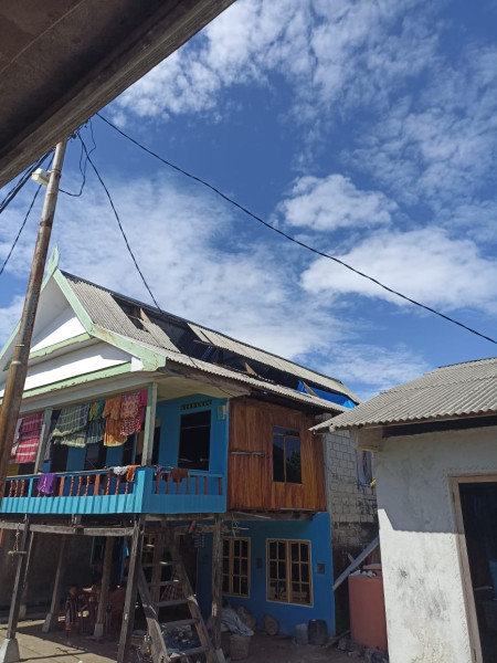 Rumah warga di Desa Rawataya, Kecamatan Kepulauan Tanakeke, Kabupaten Takalar, Provinsi Sulawesi Selatan mengalami kerusakan akibat diterjang angin puting beliung pada Minggu (12/6). (BPBD Kabupaten Takalar)