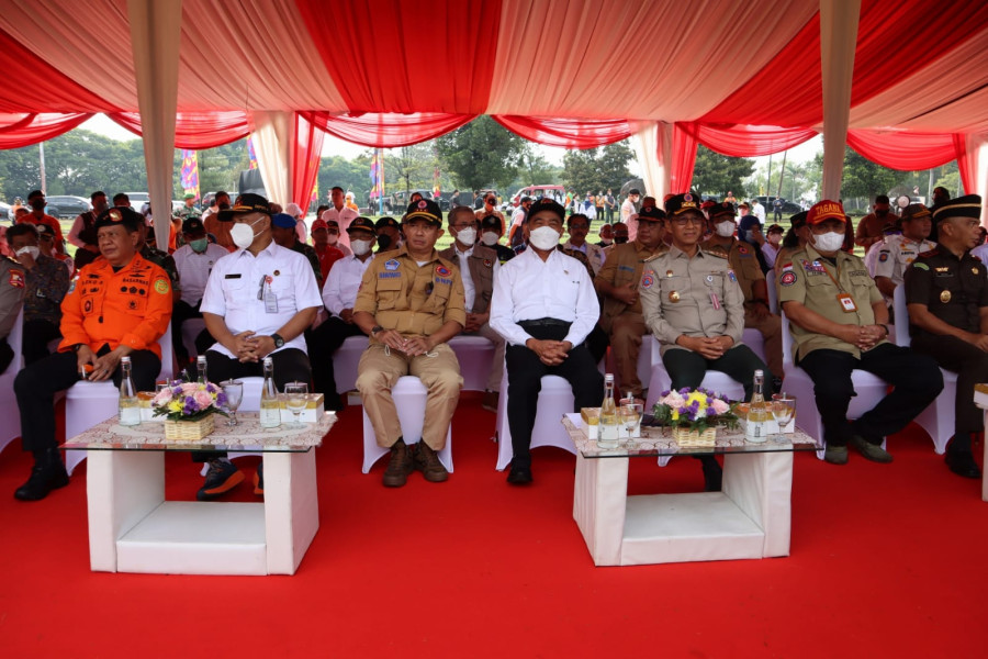 Kepala BNPB Letjen TNI Suharyanto (duduk ketiga dari kiri) bersama Menko PMK Muhadjir Effendy (duduk keempat dari kanan) dan PJ Gubernur DKI Jakarta Heru Budi Hartono (duduk ketiga dari kanan) saat melaksanakan Apel Kesiapsiagaan di Lapangan Jambore, Depok, Jawa Barat, Rabu (9/11).