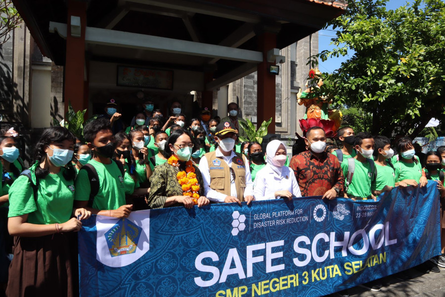 Kepala BNPB Letjen TNI Suharyanto (memakai rompi dan topi) bersama Utusan Khusus PBB untuk Pengurangan Risiko Bencana Mami Mizutori dan Kepala Badan Meteorologi, Klimatologi dan Geofisika Dwikorita Karnawati berfoto bersama siswa usai mengikuti simulasi evakuasi mandiri gempabumi dan tsunami di SMPN 3 Kuta Selatan, Kecamatan Kuta Selatan, Kabupaten Badung, Provinsi Bali, Jumat (22/4).