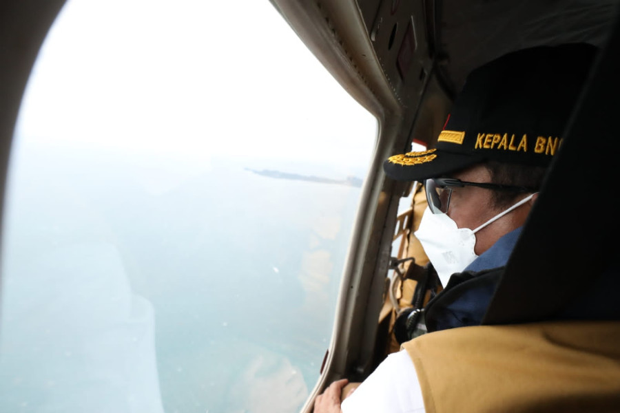 Kepala BNPB Letjen TNI Suharyanto melakukan peninjauan lapangan menggunakan helikopter Bell 412 ke Gunung Anak Krakatau, Kabupaten Lampung Selatan, Provinsi Lampung pada Kamis (29/4).