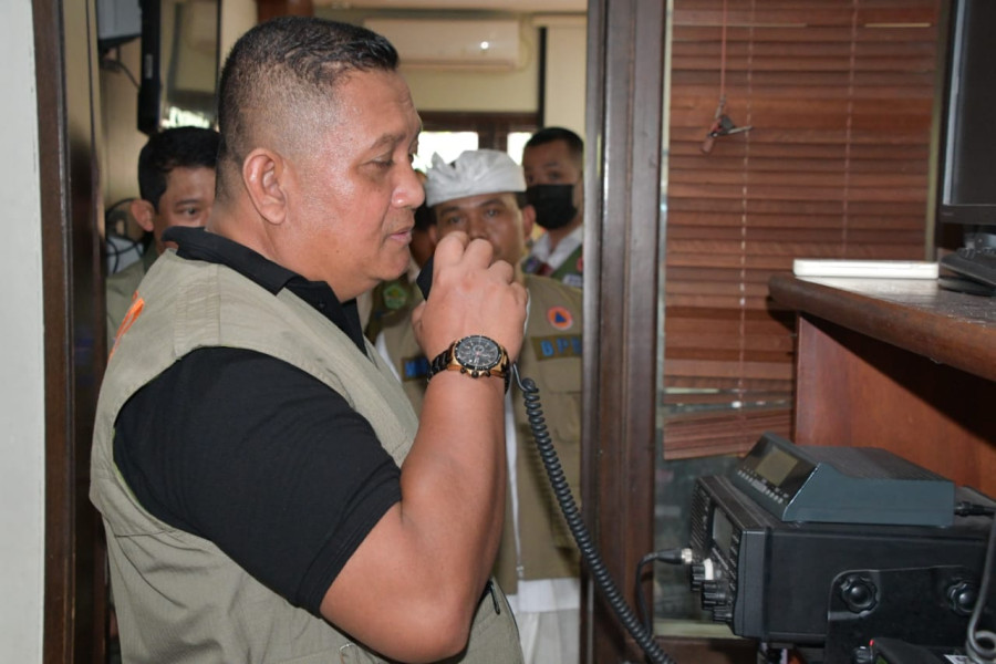 Aktivitas koordinasi melalui radio komunikasi digital yang dilakukan oleh personel Pusdalops BPBD Provinsi Bali di Kantor BPBD Provinsi Bali, Denpasar, Minggu (13/11).