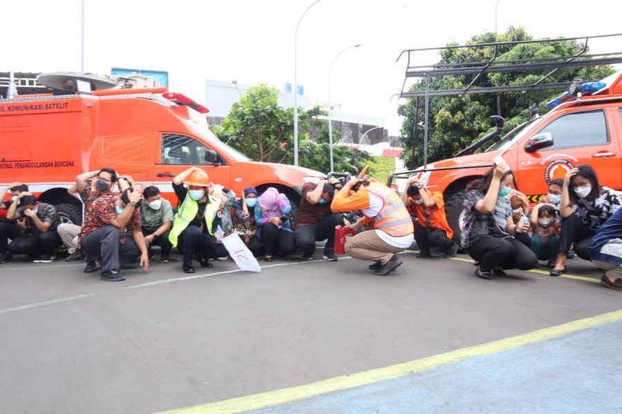 Pegawai BNPB melakukan giat simulasi kesiapsiaagn bencana gempabumi di Graha BNPB, Selasa (26/4).