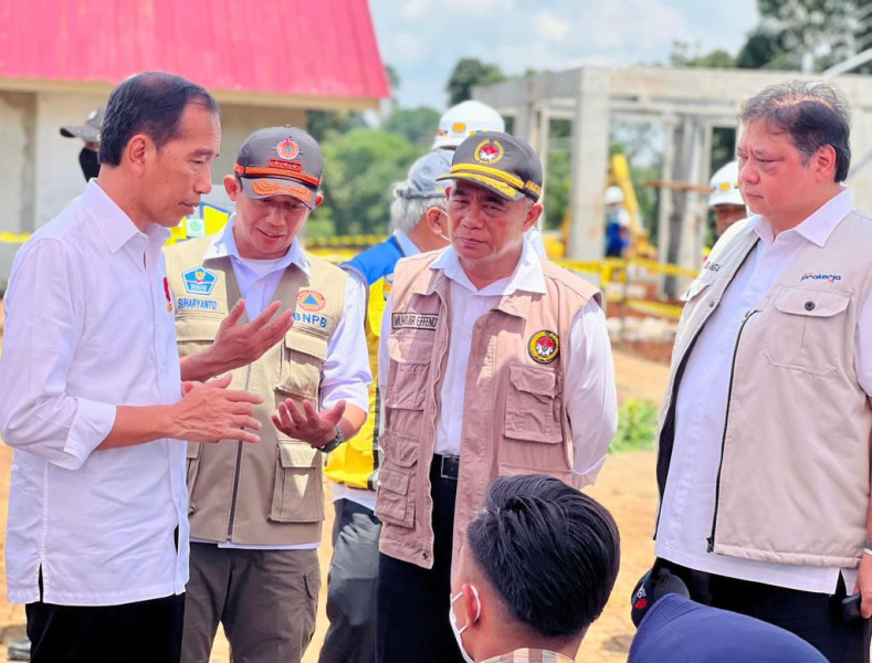 Presiden Joko Widodo (kiri), didampingi Kepala BNPB Letjen TNI Suharyanto (kedua dari kiri) dan jajaran menteri terkait, meninjau lokasi yang akan dijadikan relokasi di Desa Sirnagalih, Kec. Cilaku, Kec. Cugenang, Kab. Cianjur, Jawa Barat, Senin (5/12).