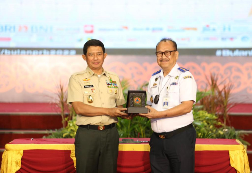 Kepala BNPB Letjen TNI Suharyanto (kiri) melakukan penandatanganan dan pemberian plakat kerja sama dengan KNKT RI pada Puncak Acara Bulan Pengurangan Risiko Bencana (PRB) di BSCC Dome, Balikpapan, Kalimantan Timur, Jumat (14/10).