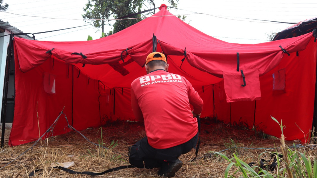 BNPB bersama BPBD Cianjur dan BPBD Pangandaran mendirikan tenda di Desa Cijedil, Cugenang, Cianjur, Jawa Barat, Sabtu (24/12). Beberapa pembaharuan tenda mandiri dilakukan sambil menunggu bantuan dana stimulan bisa digunakan untuk memperbaiki rumah yang rusak.