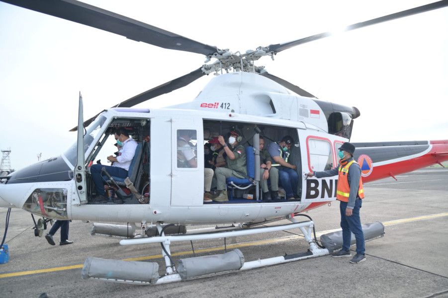 Kepala BNPB Letjen TNI Suharyanto dan rombongan bersiap bertolak menuju Kabupaten Cianjur, menggunakan helikopter dari Lanud Halim Perdana Kusuma, Jakarta, Selasa (22/11).