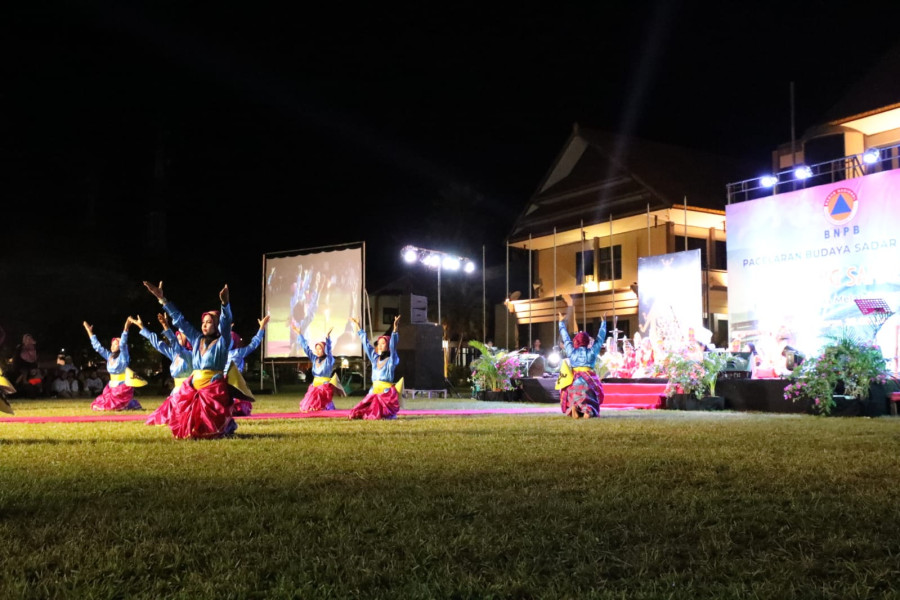 Tari Tolak Bala menjadi salah satu sarana edukasi kebencanaan yang ditampilkan saat Pagelaran Budaya Sadar Bencana di Kabupaten Sumbawa, Nusa Tenggara Barat, Jumat (28/10).