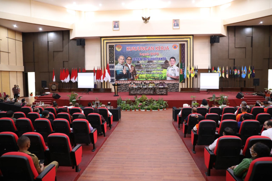 Situasi Rapat Koordinasi percepatan pelaksanaan bantuan stimulan rumah pascabencana Siklon Tropis Seroja di Aula Kantor Gubernur, Kupang, NTT, Kamis (12/5).