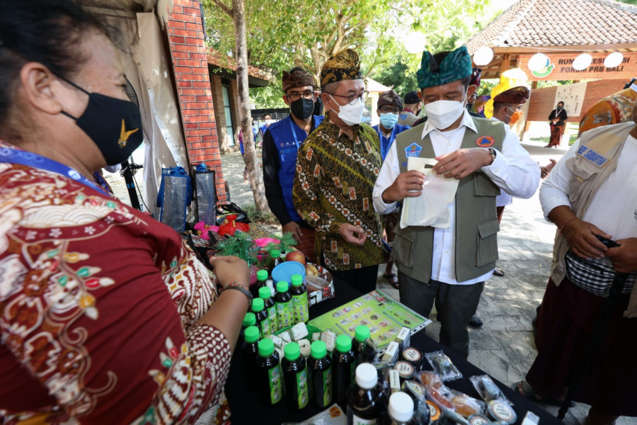 Kepala BNPB Letjen TNI Suharyanto mencoba salah satu hasil produk daur ulang yang dipamerkan dalam Rumah Resiliensi Indonesia (RRI) di Nusa Dua, Bali, Senin (23/5).