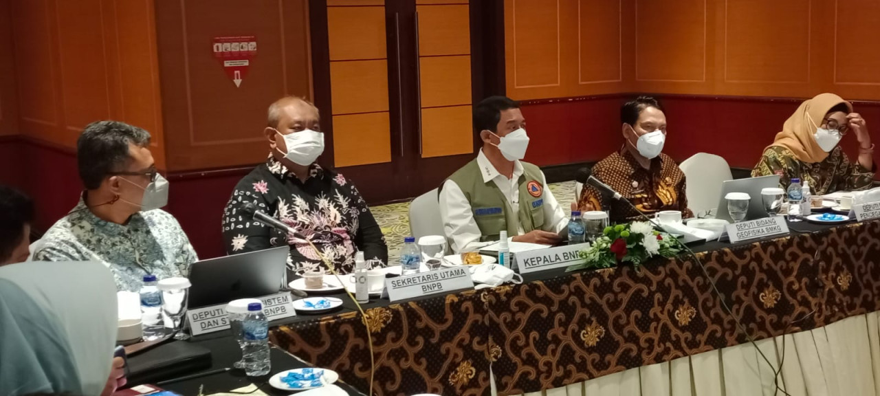 Kepala Badan Nasional Penanggulangan Bencana Letjen TNI Suharyanto (baju putih rompi) memberikan arahan dalam acara pertemuan Steering Committee (SC) dalam kegiatan Prakarsa Ketangguhan Bencana Indonesia atau Indonesia Disaster Resilience Project (IDRIP) yang diselenggarakan di Ruang Rapat Timor Hotel Borobudur, Jakarta, Jumat (24/6).