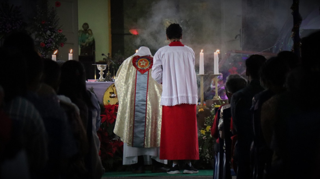 Situasi pelaksanaan rangkaian kegiatan ibadah perayaan natal di Gereja Santo Petrus, Cianjur, Jawa Barat, Minggu (25/12).