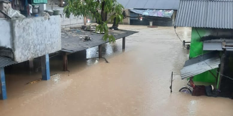 Banjir Surut, Warga Kota Bekasi Gotong Royong Bersihkan Lokasi Terdampak