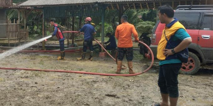 Banjir Surut, BPBD dan Warga Cibitung Lakukan Pembersihan Material