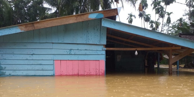 [Update] - BPBD Kabupaten Aceh Timur Operasikan 2 Perahu Politelin untuk Evakuasi Warga Terdampak Banjir