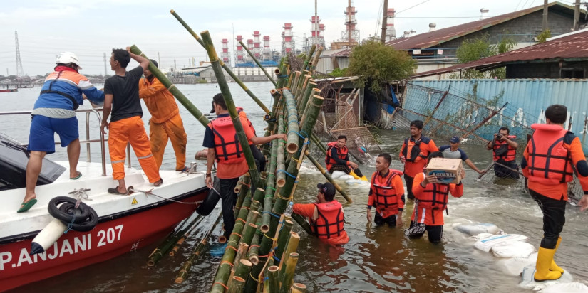 Gotong-Royong BPBD Gabungan Atasi Banjir Rob Semarang