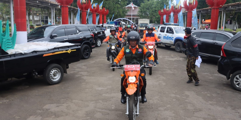 Kepala BNPB Distribusikan Logistik ke Warga Terdampak Menggunakan Motor