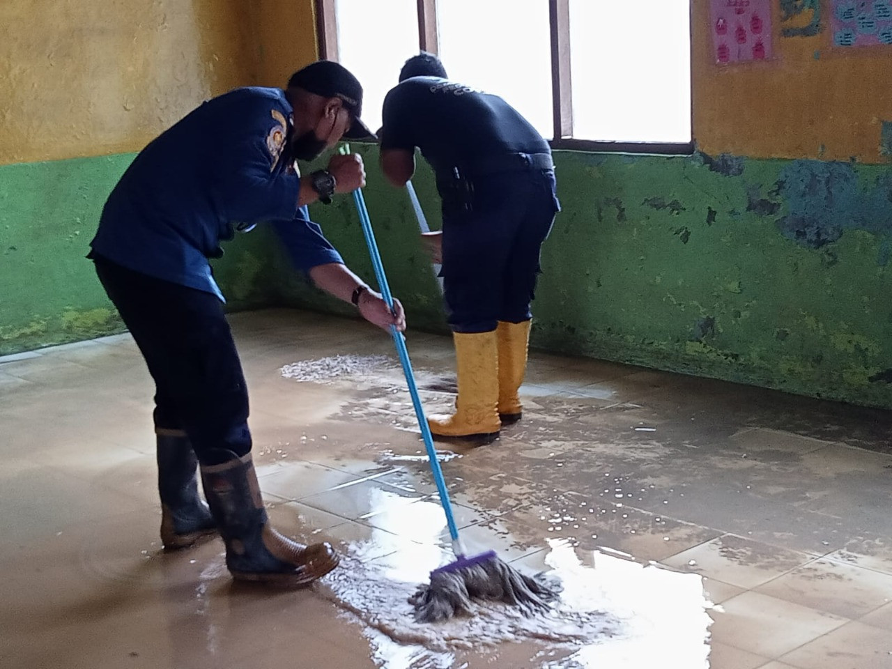 Pembersihan Sampah Banjir Dilakukan Paska Genangan yang Melanda Kecamatan Cilamaya Wetan Surut