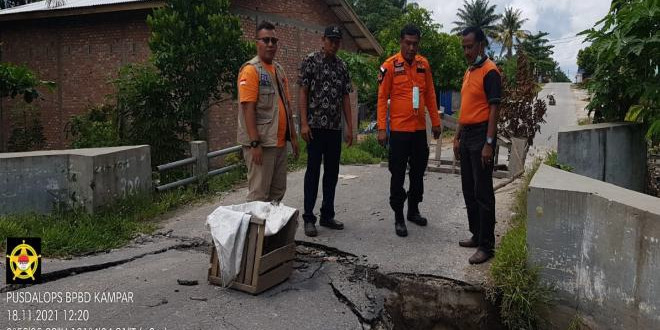 Masyarakat Kampar Bersihkan Sampah Setelah Banjir Surut